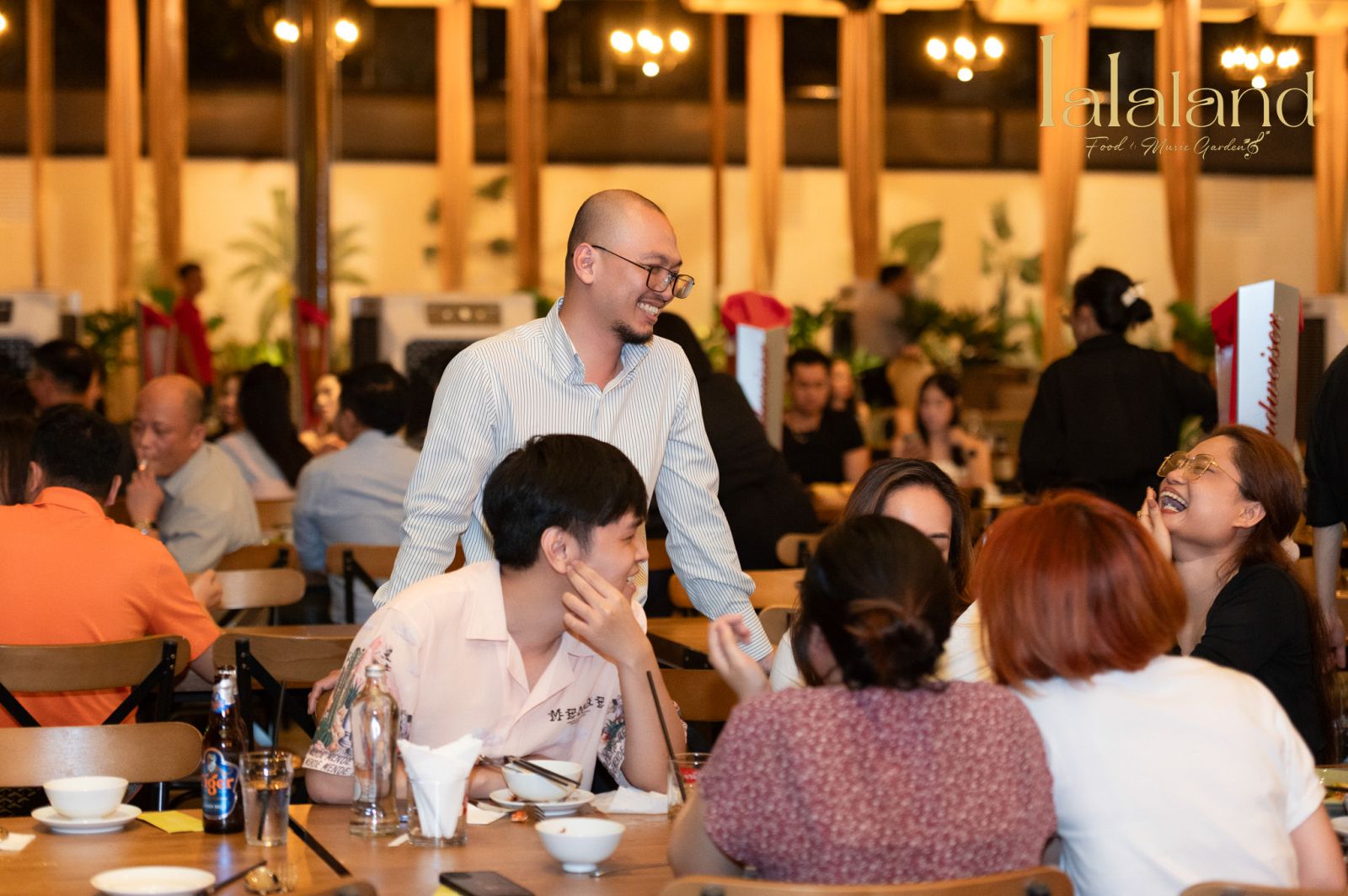 thực khách tại nhà hàng lalaland