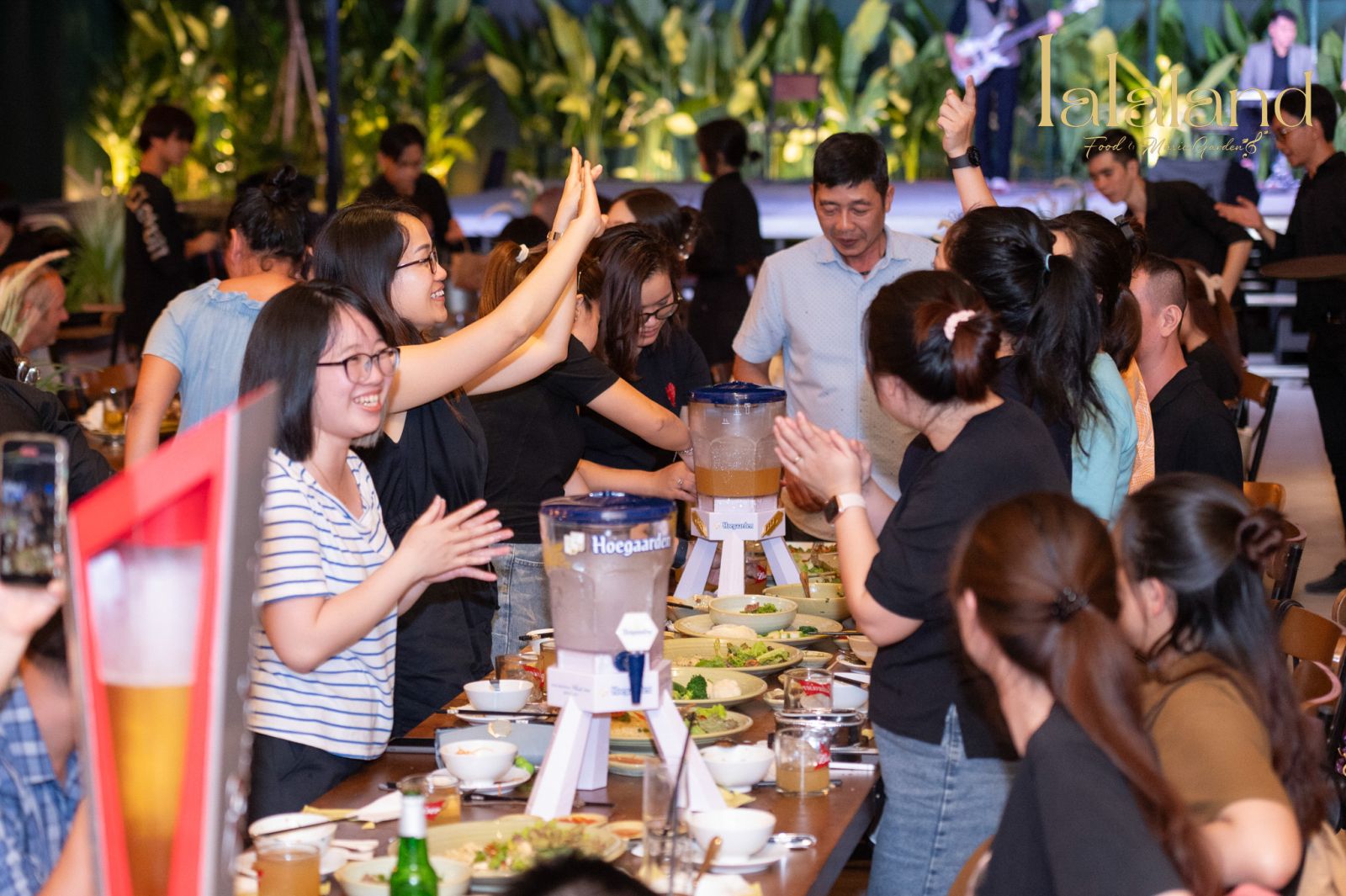 thực khách tại nhà hàng lalaland food & music garden