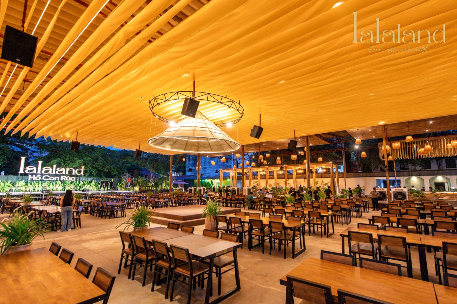 không gian sân vườn tại lalaland