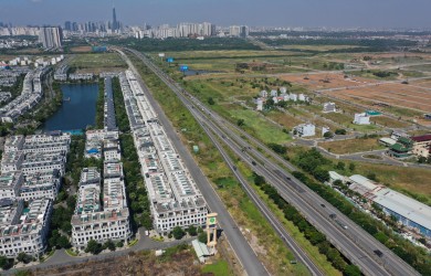 Giá nhà phố, biệt thự tăng vọt tại TP.HCM
